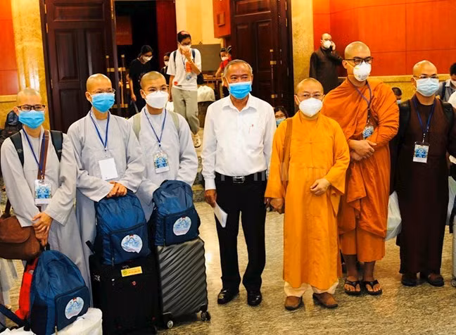 Các tình nguyện viên Phật giáo tham gia hỗ trợ phòng chống dịch Covid -19 chuẩn bị xuất quân. 