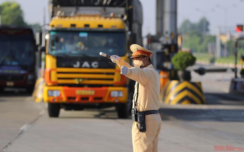 Ảnh tư liệu: Lực lượng chức năng Hà Nội làm việc tại chốt kiểm soát dịch đặt tại Trạm thu phí cao tốc Pháp Vân - Cầu Giẽ, ngày 14/7/2021. (Ảnh: HÀ NAM)