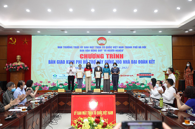 Đại diện 11 huyện, thị xã nhận bàn giao kinh phí hỗ trợ xây dựng nhà Đại đoàn kết.