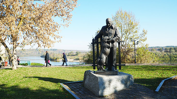 Tượng Paustovsky và chú chó nhỏ bên dòng sông Oka.