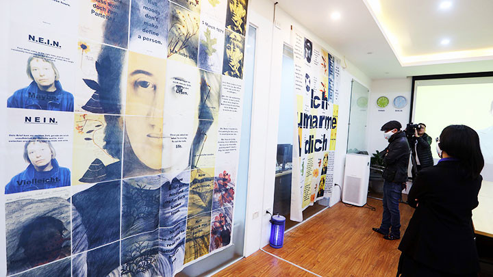 Khách xem triển lãm “Gió thổi - Đổi giời” và tác phẩm “Ôm người” của Veronika (Đức).