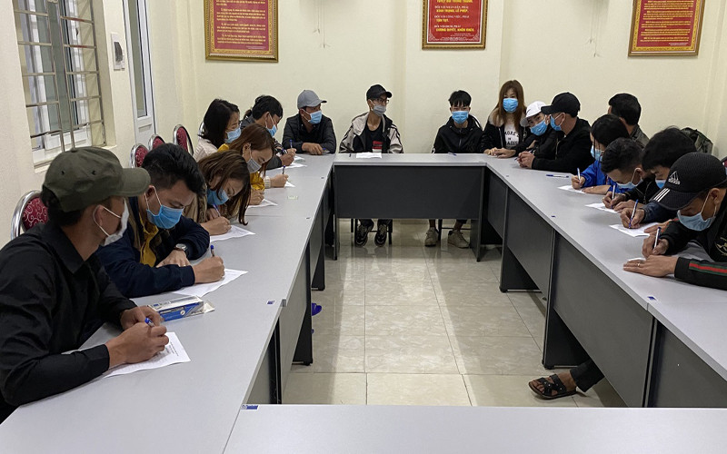 Các công dân có ý định xuất cảnh trái phép viết cam kết trở về địa phương, không xuất cảnh trái phép.