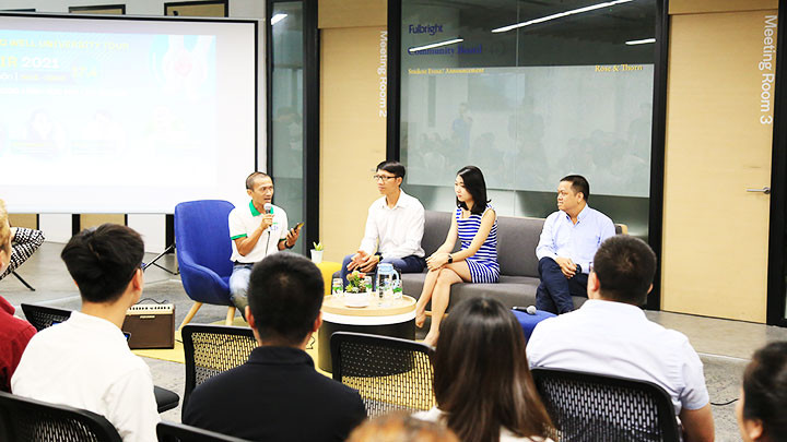 Các diễn giả chia sẻ về những điều cần biết trước khi tham gia công tác thiện nguyện.