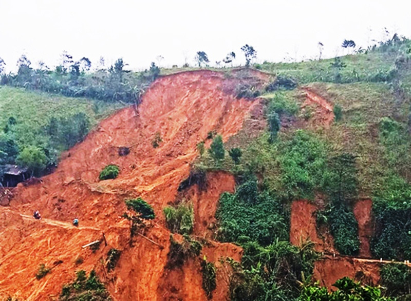 Hằng ngày, nhiều người đi dưới chân quả núi đã sạt lở ở thôn Tà Rùng và hiện trên đỉnh đang có đường nứt mới.