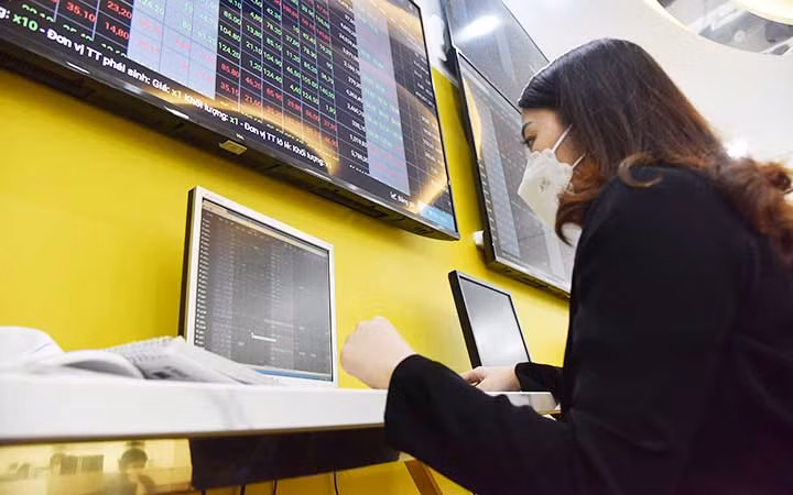 Nhà đầu tư giao dịch tại sàn giao dịch Công ty cổ phần Chứng khoán Bảo Việt. (Ảnh: THANH LÂM)