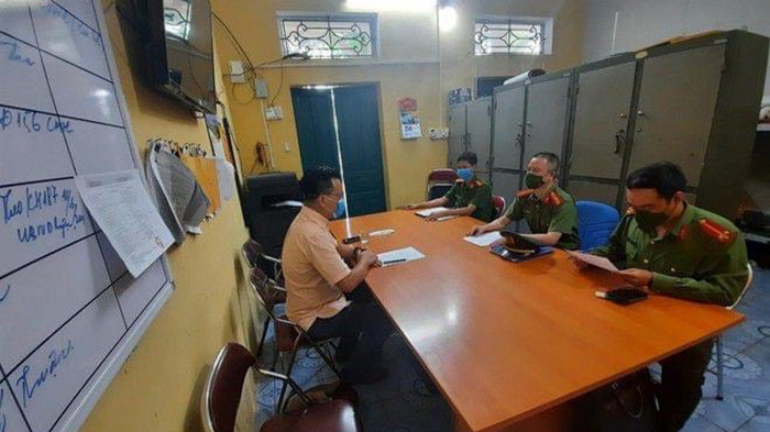Công an làm việc với người vi phạm quy định phòng chống dịch.
