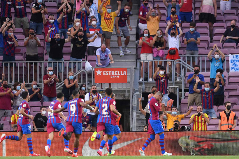 Barcelona ăn mừng khi ghi bàn vào lưới Real Sociedad. (Ảnh: Goal)