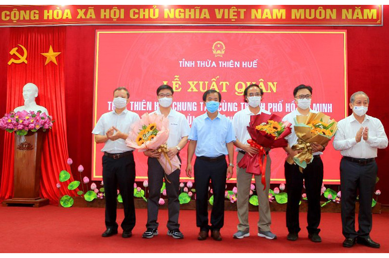 Tặng hoa động viên Đoàn công tác lên đường làm nhiệm vụ.