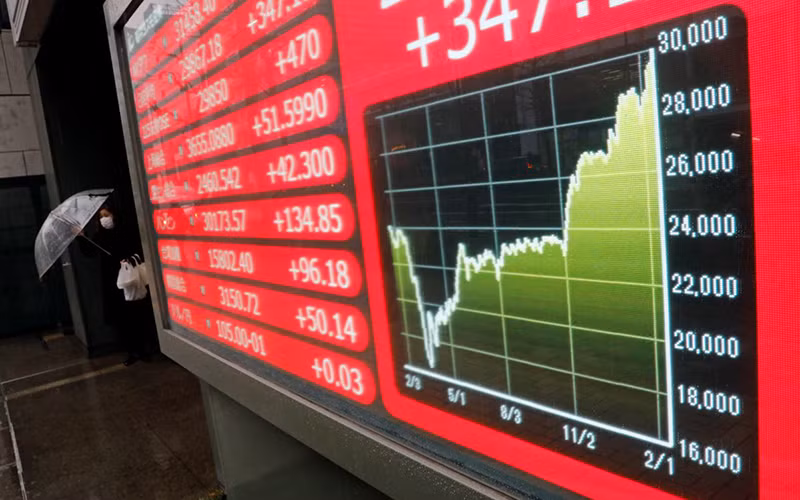 Bảng hiển thị chỉ số Nikkei tại Tokyo, Nhật Bản, ngày 15/2/2021. (Ảnh: Reuters)