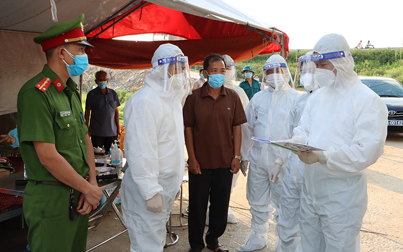 Lãnh đạo UBND tỉnh Bắc Ninh kiểm tra công tác phòng, chống dịch tại thôn Thụy Mão, xã Mão Điền, huyện Thuận Thành.