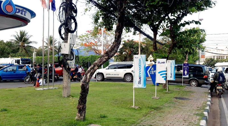 Cảnh xếp hàng mua xăng dầu kéo dài ra tận ven đường tại một cây xăng ở Thủ đô Vientiane, trong khi đa số cây xăng đều đóng cửa. (Ảnh: XUÂN TÙNG)