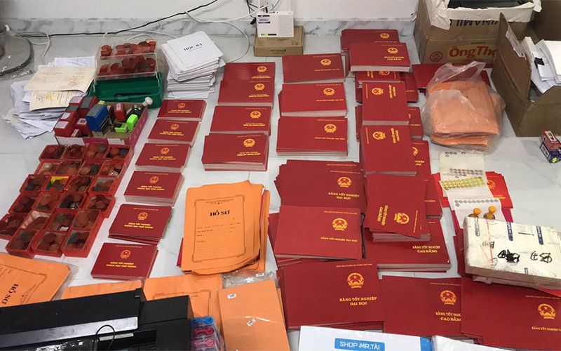 Hàng nghìn phôi bằng các loại bị cơ quan chức năng thu giữ.