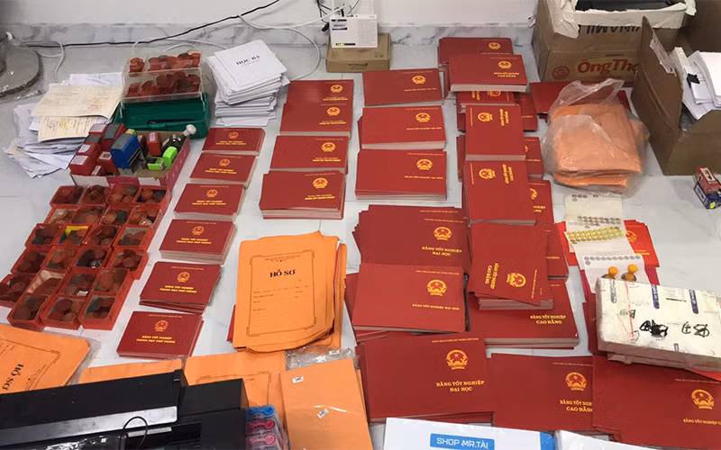 Hàng nghìn phôi bằng các loại bị cơ quan chức năng thu giữ.