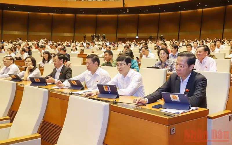 Đại biểu Quốc hội biểu quyết thông qua Nghị quyết về Chủ trương đầu tư Dự án đường Vành đai 3 - TP Hồ Chí Minh. (Ảnh: LINH KHOA NGUYÊN)