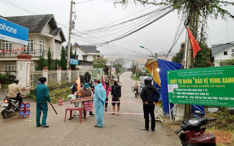 Lực lượng chức năng kiểm soát khu vực liên quan đến chùm ca bệnh Covid-19 tại làng hoa Vạn Thành.