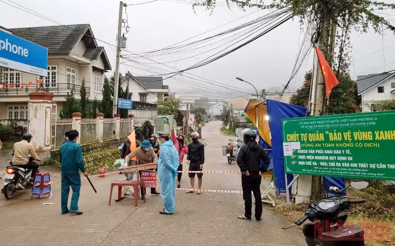 Lực lượng chức năng kiểm soát khu vực liên quan đến chùm ca bệnh Covid-19 tại làng hoa Vạn Thành.