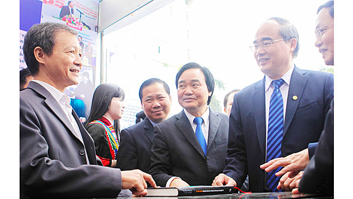 GS, TS Vũ Đức Nghiệu (trái) đang giới thiệu với các đại biểu về công trình khoa học “Bộ tiêu chuẩn đánh giá năng lực tiếng Việt cho học viên quốc tế”. Ảnh: ussh.vnu.edu.vn