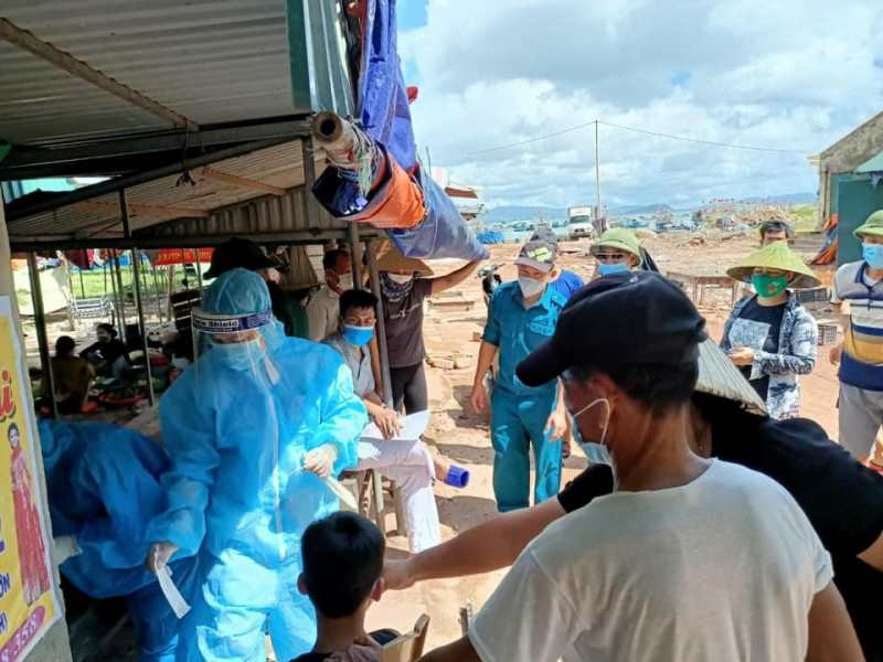 Nhân viên y tế điều tra, lấy mẫu xét nghiệm cho người dân khu vực Chợ xã Nghi Sơn (Thanh Hóa).