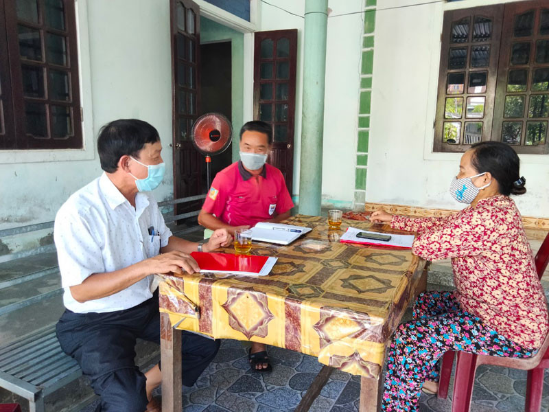 Thành viên Tổ Covid-19 cộng đồng số 12 thôn Đoài Thịnh, xã Thạch Trung (TP Hà Tĩnh), rà soát danh sách các trường hợp đến và đi trong khu dân cư. 