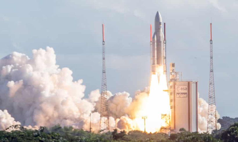 Tên lửa Ariane 5 đã cất cánh từ Guiana thuộc Pháp vào ngày 30/7, mang theo vệ tinh có thể lập trình lại hoàn toàn thương mại đầu tiên trên thế giới mang tên Eutelsat Quantum. (Ảnh: Getty Images).