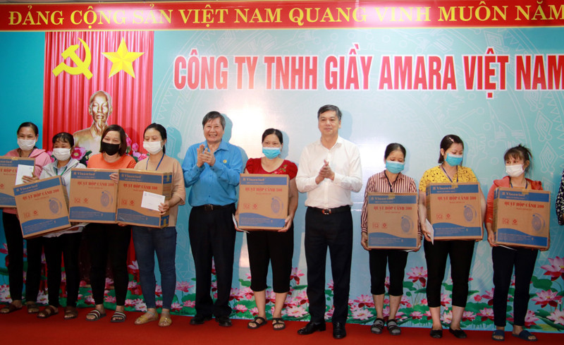 Phó Chủ tịch Thường trực Tổng Liên đoàn lao động Việt Nam Trần Thanh Hải cùng lãnh đạo tỉnh Nam Định trao quà cho công nhân có hoàn cảnh khó khăn tại Công ty TNHH giày Amara Việt Nam.