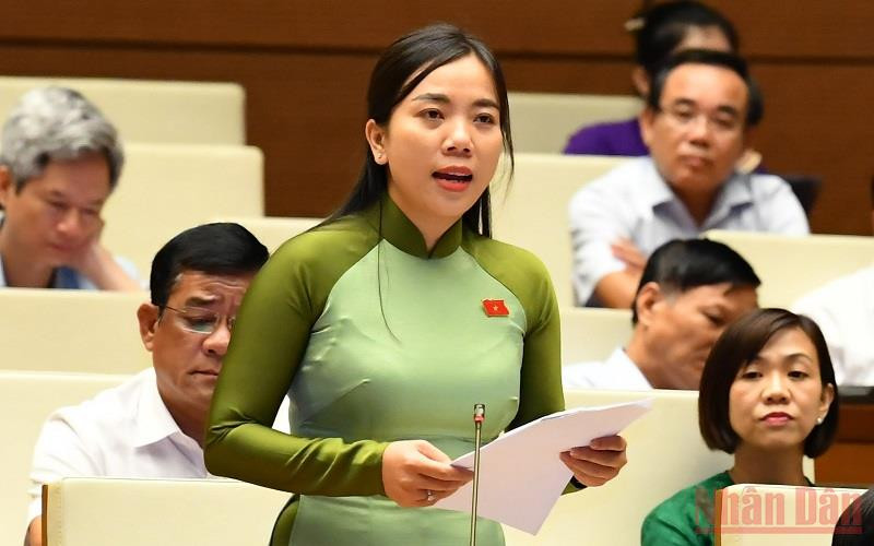 Đại biểu Triệu Thị Ngọc Diễm (Sóc Trăng) phát biểu thảo luận tại hội trường, ngày 10/6. (Ảnh: LINH KHOA NGUYÊN)