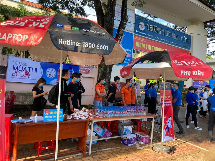 Điểm tiếp sức mùa thi cũng là nơi hỗ trợ cài đặt Bluezone ở Bình Phước.