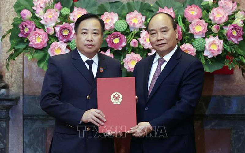 Chủ tịch nước Nguyễn Xuân Phúc trao Quyết định bổ nhiệm chức vụ Phó Chánh án Tòa án nhân dân tối cao cho ông Phạm Quốc Hưng. (Ảnh: TTXVN)