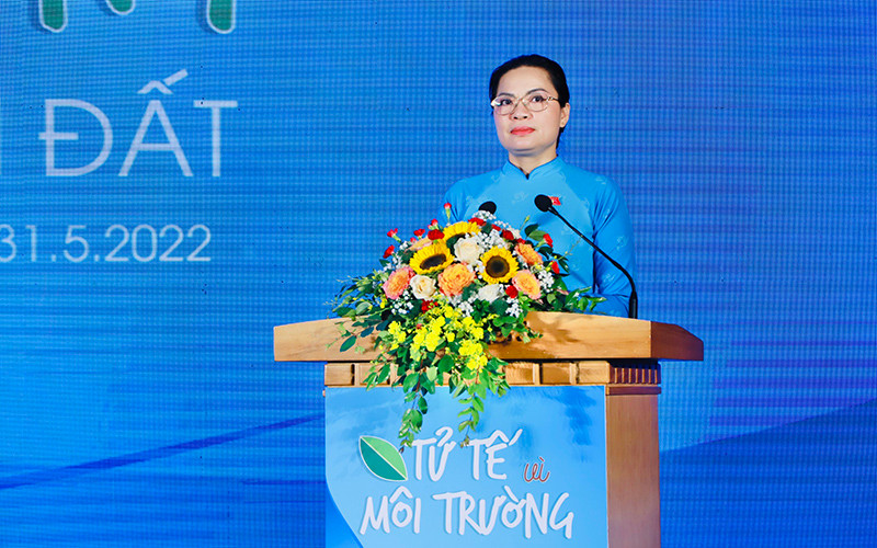 Chủ tịch Hội Liên hiệp Phụ nữ Việt Nam Hà Thị Nga phát biểu ý kiến.