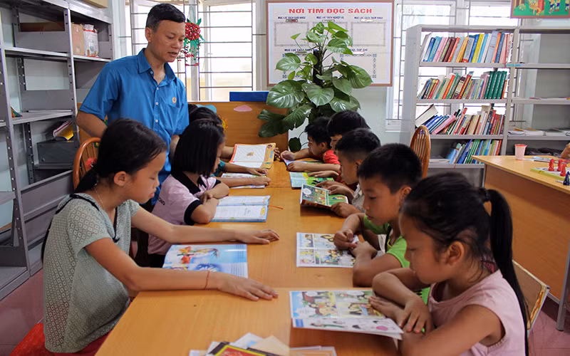 Thầy và trò Trường tiểu học Thanh Xuân trong buổi ngoại khóa ở Thư viện xanh.