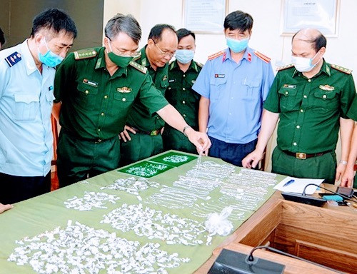 Các lực lượng chức năng kiểm tra số hàng hoá thu giữ