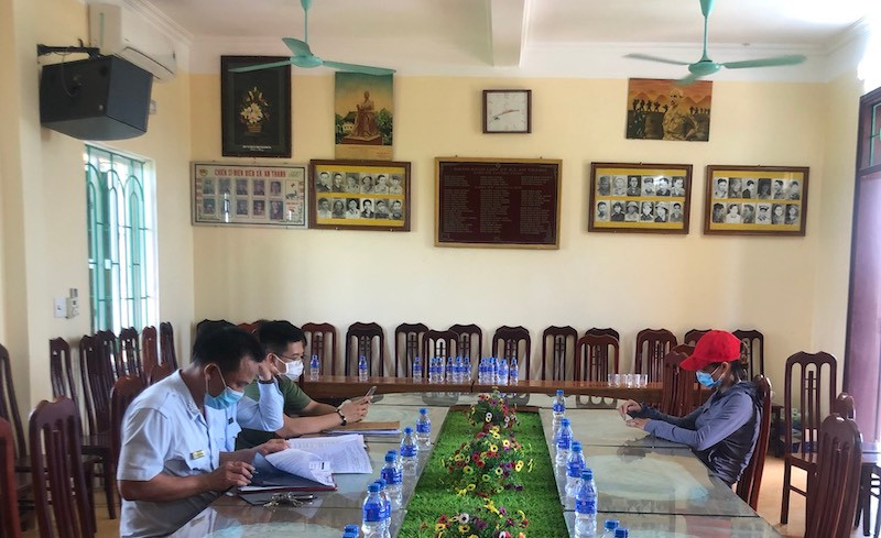 Bà D (bên phải) làm việc với cơ quan chức năng ngày 16/7