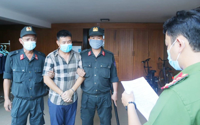 Công an tỉnh Quảng Trị thi hành lệnh khám xét nơi ở và nơi làm việc của Tạ Việt Hùng. (Ảnh: Công an tỉnh Quảng Trị)