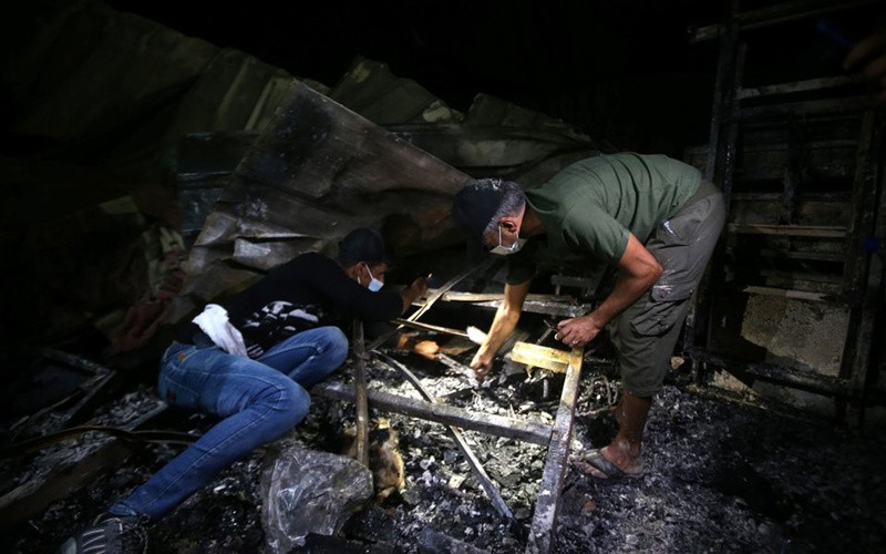 Hiện trường đám cháy tại bệnh viện điều trị Covid-19. (Ảnh: Reuters)