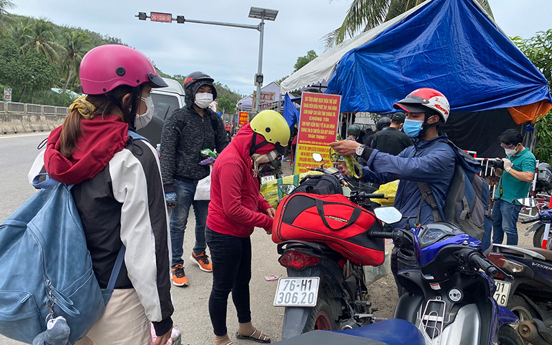 Tại nhiều cửa ngõ tỉnh Quảng Ngãi, người dân di chuyển bằng xe máy vượt vùng dịch để về nhà.