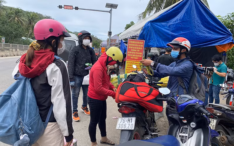 Tại nhiều cửa ngõ tỉnh Quảng Ngãi, người dân di chuyển bằng xe máy vượt vùng dịch để về nhà.