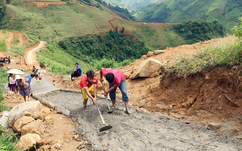 Người dân bản Cống Dua, xã Túc Đán, huyện Trạm Tấu (Yên Bái) làm đường bê-tông nhờ sự kêu gọi hỗ trợ của kênh Gái bản.