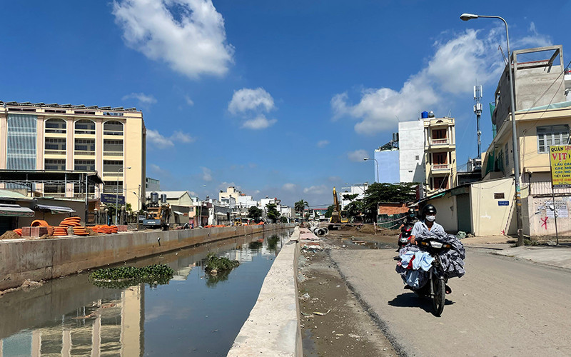 Công trình cải tạo đường và kênh Nước Đen, quận Bình Tân sẽ được thi công trở lại sau ngày 1/10, dự kiến hoàn thành vào tháng 12 tới.