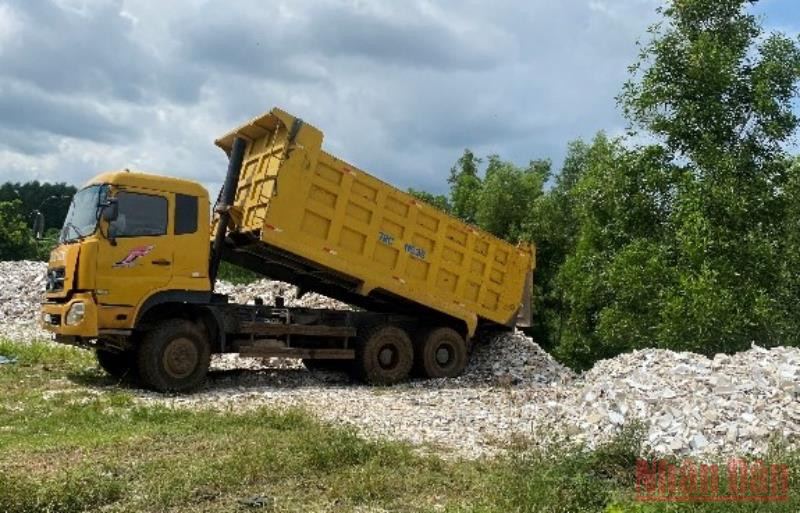 Bắt quả tang xe tải ben đổ trộm chất thải rắn công nghiệp ra môi trường.