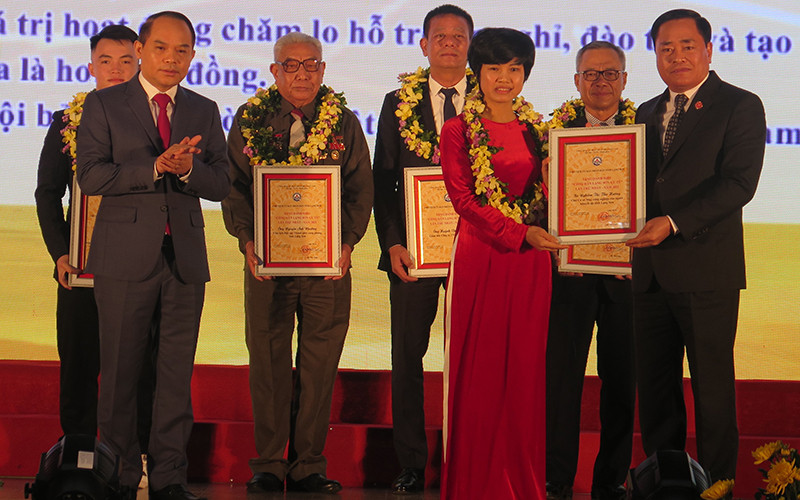 Đồng chí Nguyễn Quốc Đoàn, Ủy viên Trung ương Đảng, Bí thư Tỉnh ủy Lạng Sơn, trao cờ và bằng khen của Thủ tướng Chính phủ cho các tập thể, cá nhân có thành tích xuất sắc trong các phong trào thi đua đặc biệt của tỉnh.