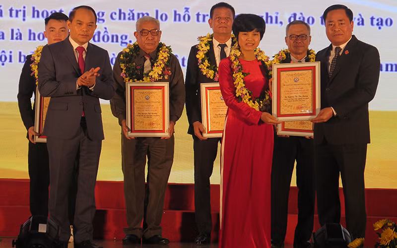 Đồng chí Nguyễn Quốc Đoàn, Ủy viên Trung ương Đảng, Bí thư Tỉnh ủy Lạng Sơn, trao cờ và bằng khen của Thủ tướng Chính phủ cho các tập thể, cá nhân có thành tích xuất sắc trong các phong trào thi đua đặc biệt của tỉnh.