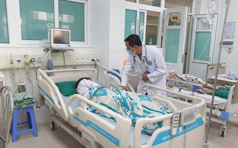 Học sinh của Trường THPT Hoành Bồ đang được điều trị tích cực tại Bệnh viện Đa khoa Hạ Long.