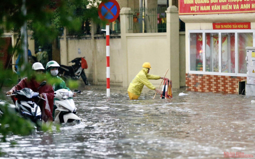 Người tham gia giao thông bất lực trong biển nước khi trở về nhà.