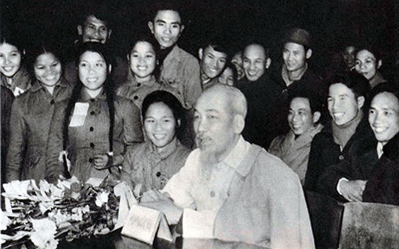 Chủ tịch Hồ Chí Minh thăm, nói chuyện với lực lượng thanh niên xung phong. (Ảnh do Hội Cựu thanh niên xung phong Việt Nam cung cấp)