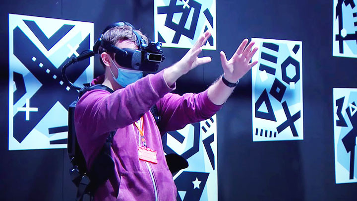 Một khán giả đang trải nghiệm vở opera thực tế ảo. Ảnh: YOUTUBE