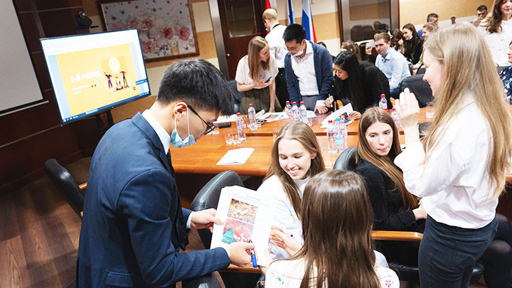 Sinh viên Nga thi tìm hiểu về Việt Nam.