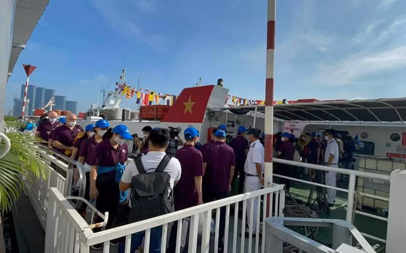 Du khách xếp hàng xuống tàu cao tốc tại bến Bạch Đằng.