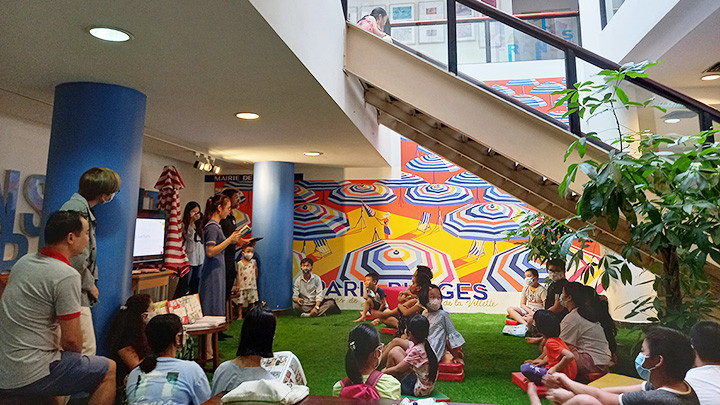 Cuộc giới thiệu - thảo luận về bộ sách thu hút nhiều bạn nhỏ tham gia.