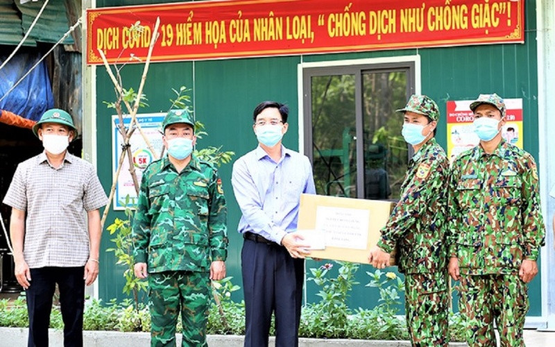 Bí thư Tỉnh ủy Đắk Lắk Nguyễn Đình Trung tặng quà, động viên cán bộ, chiến sĩ biên phòng làm nhiệm vụ bảo vệ biên giới và phòng, chống dịch Covid-19 trên tuyến biên giới của tỉnh.