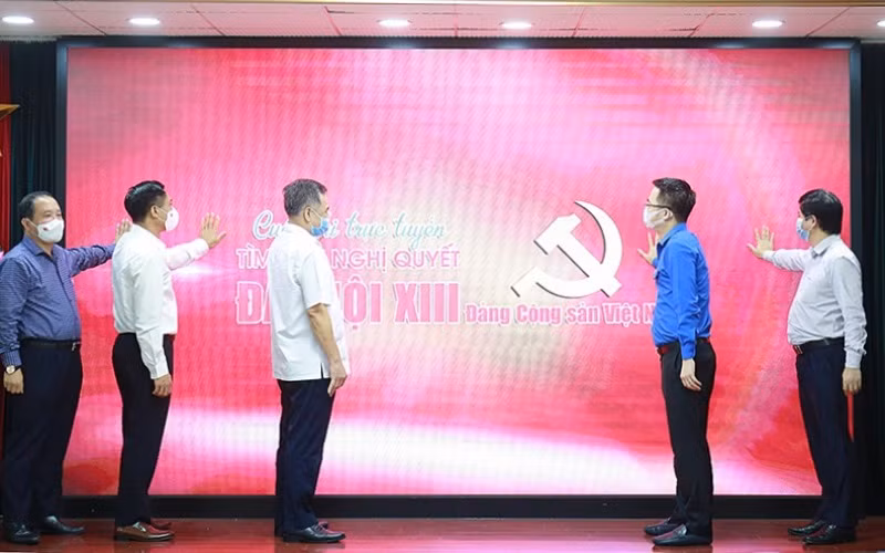 Ấn nút khởi động cuộc thi.